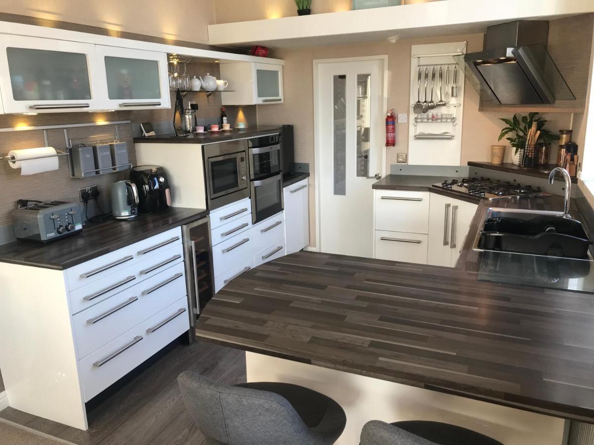 Hot Tub Accommodation North Wales Lodge Rhyl Esterno foto