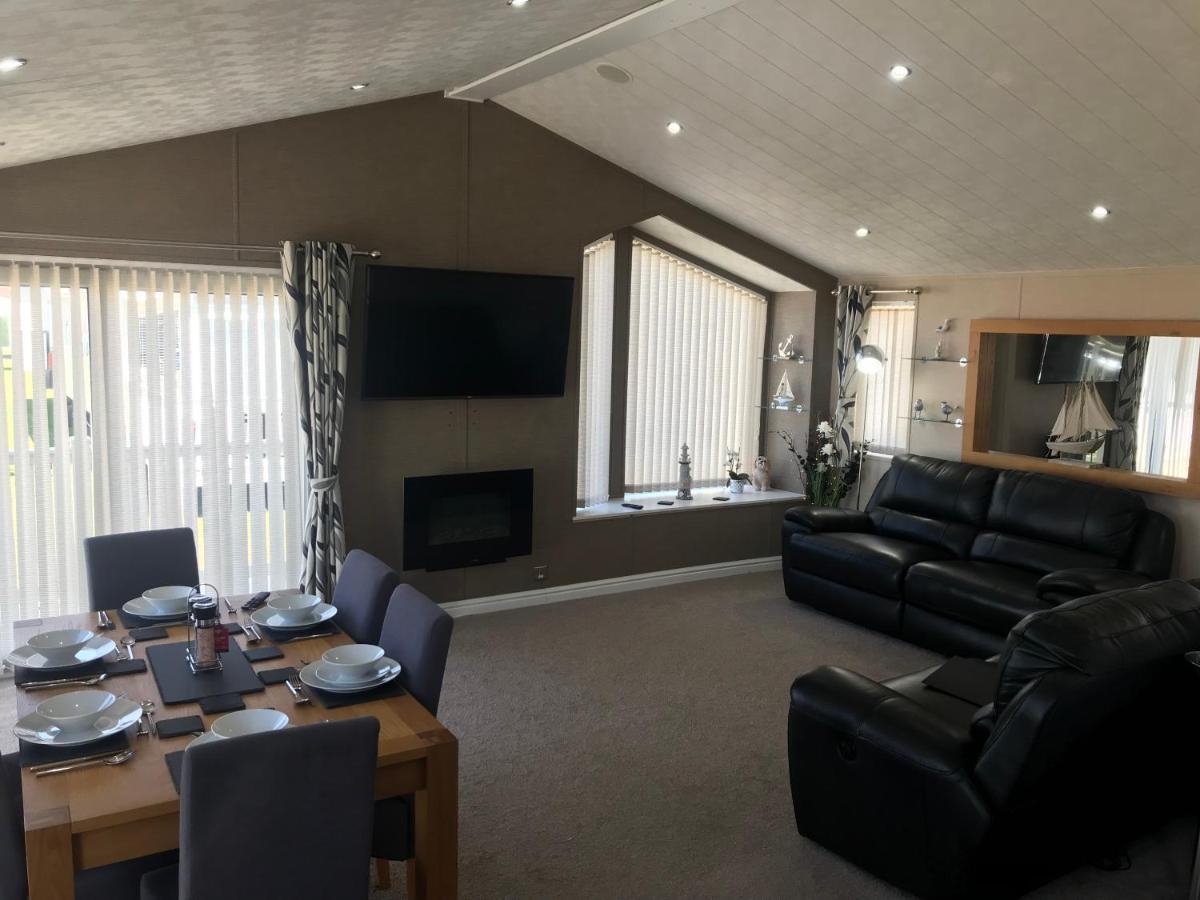 Hot Tub Accommodation North Wales Lodge Rhyl Esterno foto