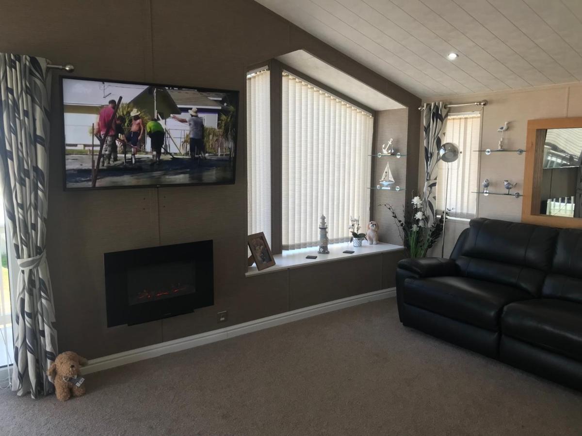 Hot Tub Accommodation North Wales Lodge Rhyl Esterno foto