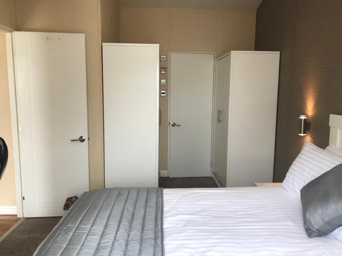Hot Tub Accommodation North Wales Lodge Rhyl Esterno foto