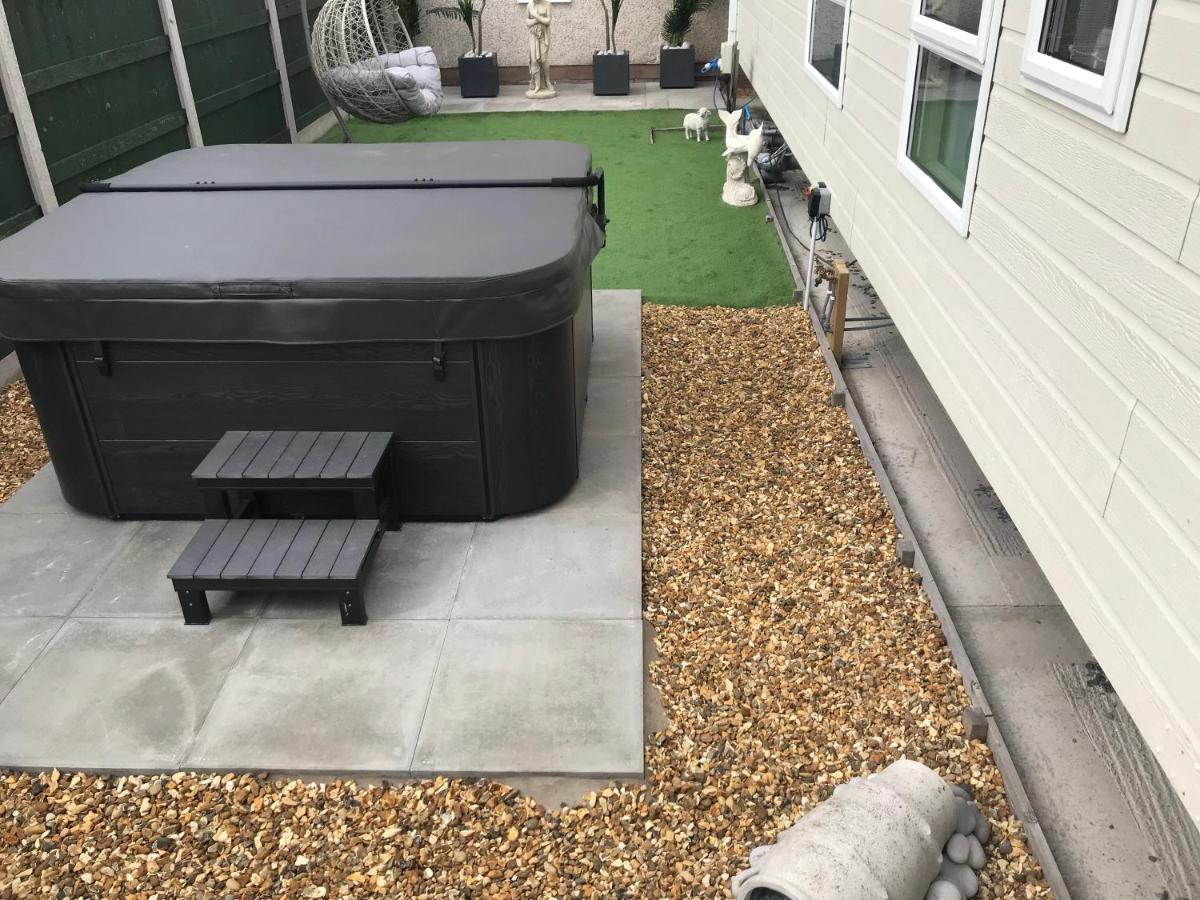 Hot Tub Accommodation North Wales Lodge Rhyl Esterno foto