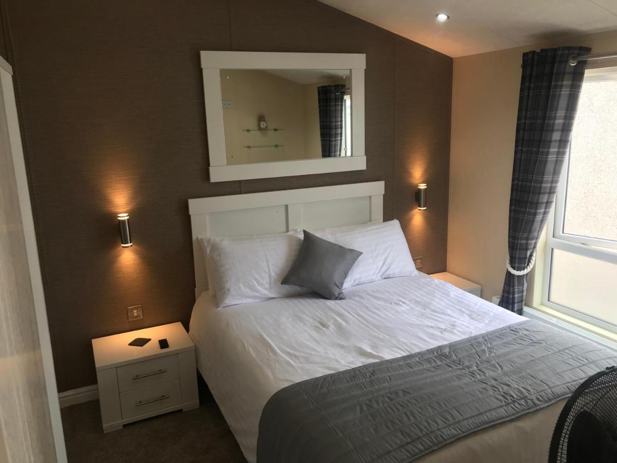 Hot Tub Accommodation North Wales Lodge Rhyl Esterno foto
